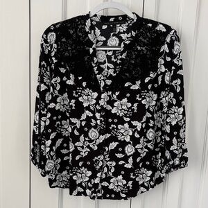 White House Black Market blouse in Black and White Floral. Sz S